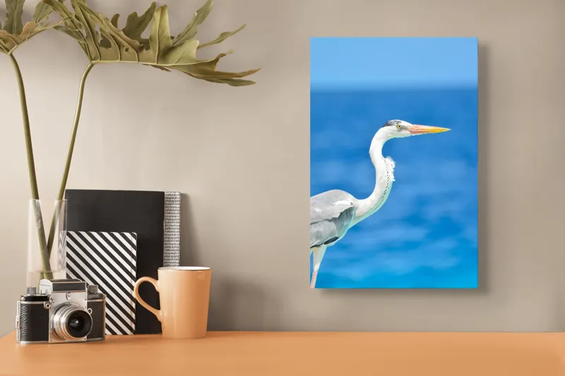 Tablou Canvas, "Egreta la marginea oceanului albastru", Nu pot să identific această pasăre, dar pot spune că imaginea arată un peisaj frumos cu un pește acvatic distinctiv., 26 x 39 cm – poza 3