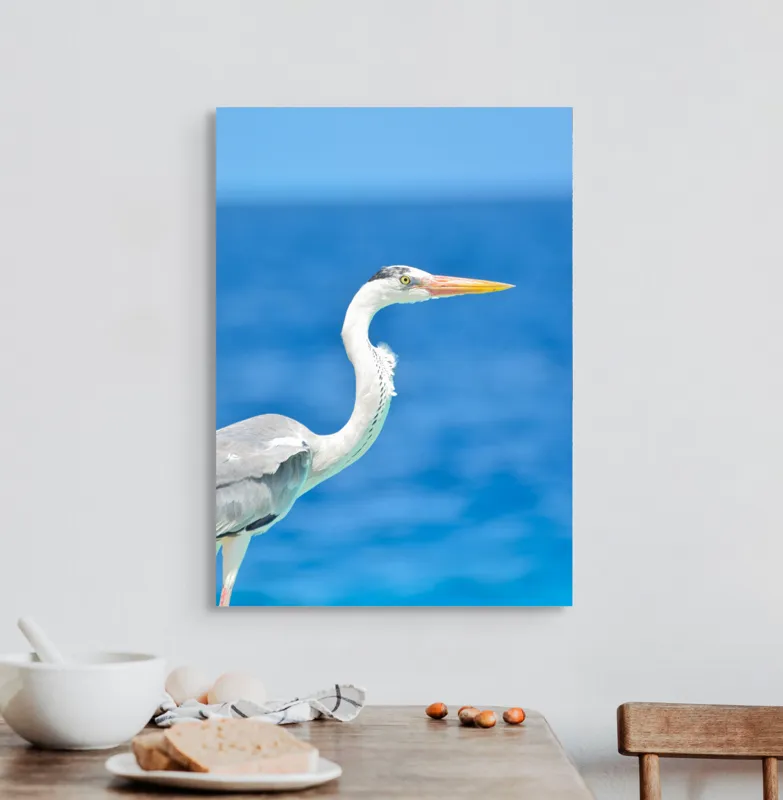 Tablou Canvas, "Egreta la marginea oceanului albastru", Nu pot să identific această pasăre, dar pot spune că imaginea arată un peisaj frumos cu un pește acvatic distinctiv., 50 x 70 cm – poza 3