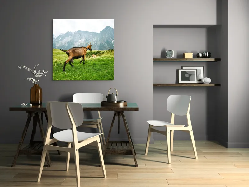 Tablou Canvas, "Capra liberă în munții verzi", Capră, Munte, Iarbă, Cer, Peisaj, Natură, Vârfuri, Libertate, Verde, Aventură, 100 x 100 cm – poza 6