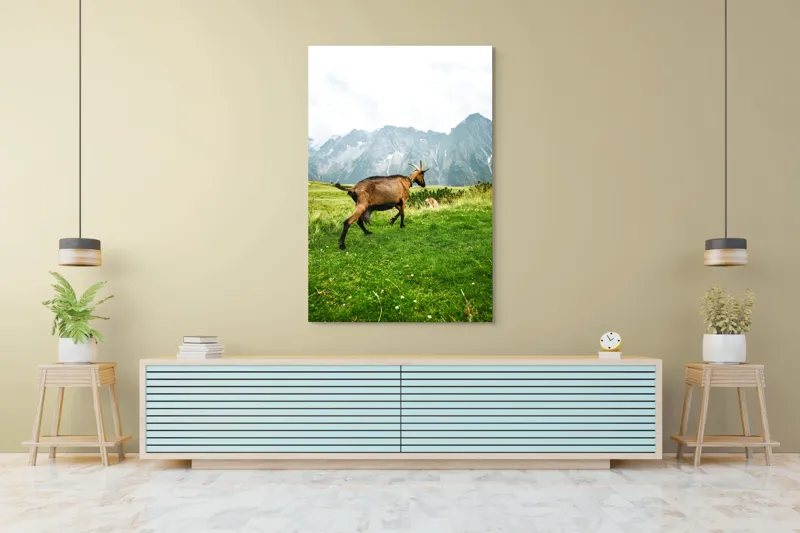 Tablou Canvas, "Capra liberă în munții verzi", Capră, Munte, Iarbă, Cer, Peisaj, Natură, Vârfuri, Libertate, Verde, Aventură, 100 x 150 cm – poza 4