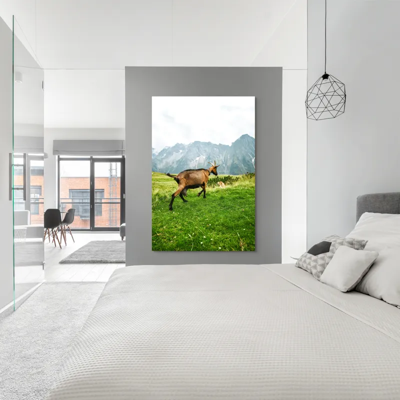 Tablou Canvas, "Capra liberă în munții verzi", Capră, Munte, Iarbă, Cer, Peisaj, Natură, Vârfuri, Libertate, Verde, Aventură, 100 x 150 cm – poza 5
