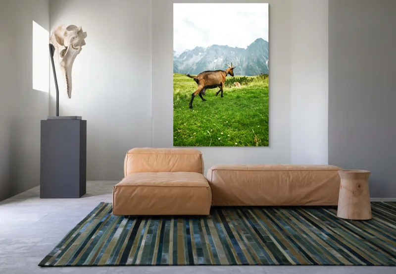 Tablou Canvas, "Capra liberă în munții verzi", Capră, Munte, Iarbă, Cer, Peisaj, Natură, Vârfuri, Libertate, Verde, Aventură, 100 x 150 cm – poza 7