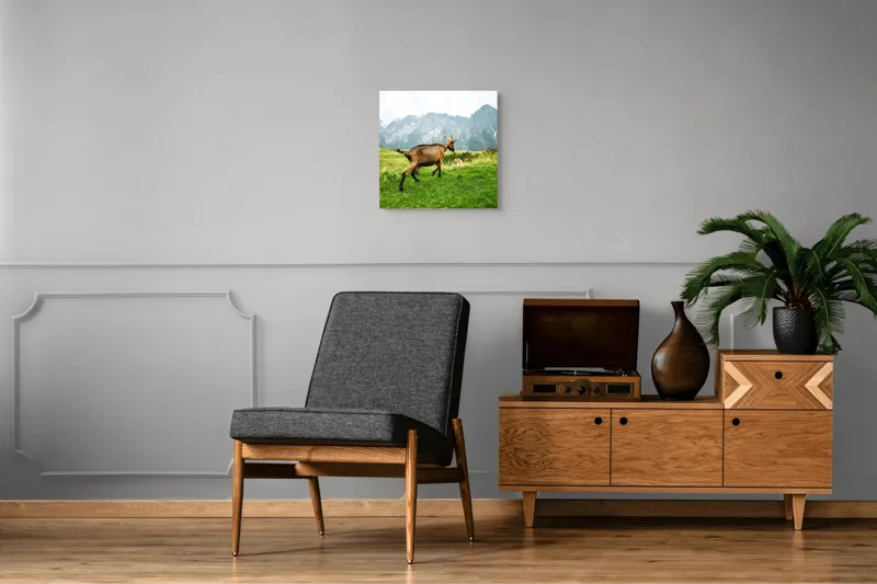 Tablou Canvas, "Capra liberă în munții verzi", Capră, Munte, Iarbă, Cer, Peisaj, Natură, Vârfuri, Libertate, Verde, Aventură, 50 x 50 cm – poza 6