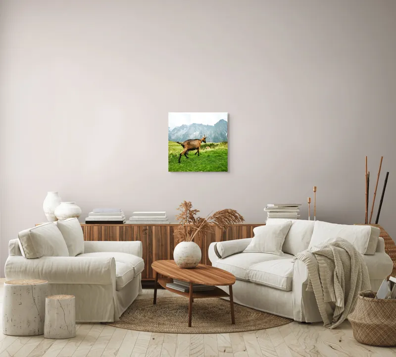 Tablou Canvas, "Capra liberă în munții verzi", Capră, Munte, Iarbă, Cer, Peisaj, Natură, Vârfuri, Libertate, Verde, Aventură, 50 x 50 cm – poza 7