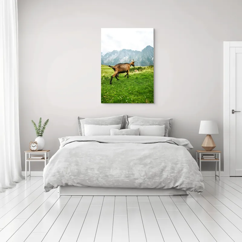 Tablou Canvas, "Capra liberă în munții verzi", Capră, Munte, Iarbă, Cer, Peisaj, Natură, Vârfuri, Libertate, Verde, Aventură, 70 x 100 cm – poza 3