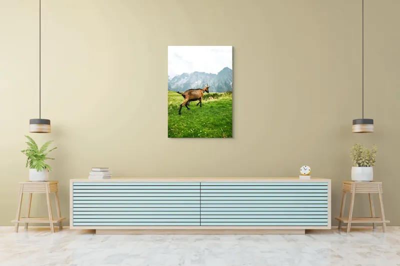 Tablou Canvas, "Capra liberă în munții verzi", Capră, Munte, Iarbă, Cer, Peisaj, Natură, Vârfuri, Libertate, Verde, Aventură, 70 x 100 cm – poza 5
