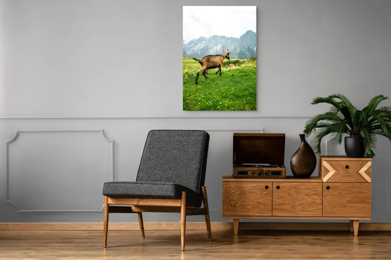 Tablou Canvas, "Capra liberă în munții verzi", Capră, Munte, Iarbă, Cer, Peisaj, Natură, Vârfuri, Libertate, Verde, Aventură, 70 x 100 cm – poza 6