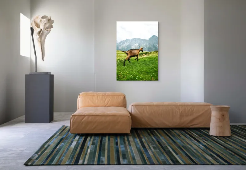 Tablou Canvas, "Capra liberă în munții verzi", Capră, Munte, Iarbă, Cer, Peisaj, Natură, Vârfuri, Libertate, Verde, Aventură, 70 x 100 cm – poza 7