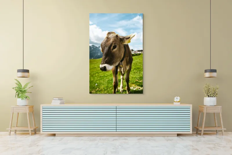 Tablou Canvas, "Vițelul din munții înverziți", Vacă, Verdeață, Munți, Cer, Nori, 100 x 150 cm – poza 4