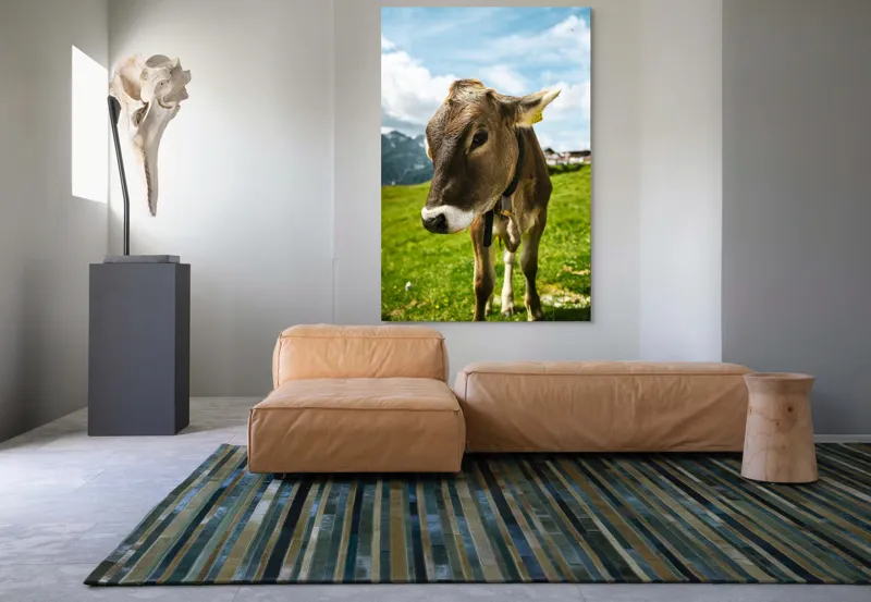 Tablou Canvas, "Vițelul din munții înverziți", Vacă, Verdeață, Munți, Cer, Nori, 100 x 150 cm – poza 7