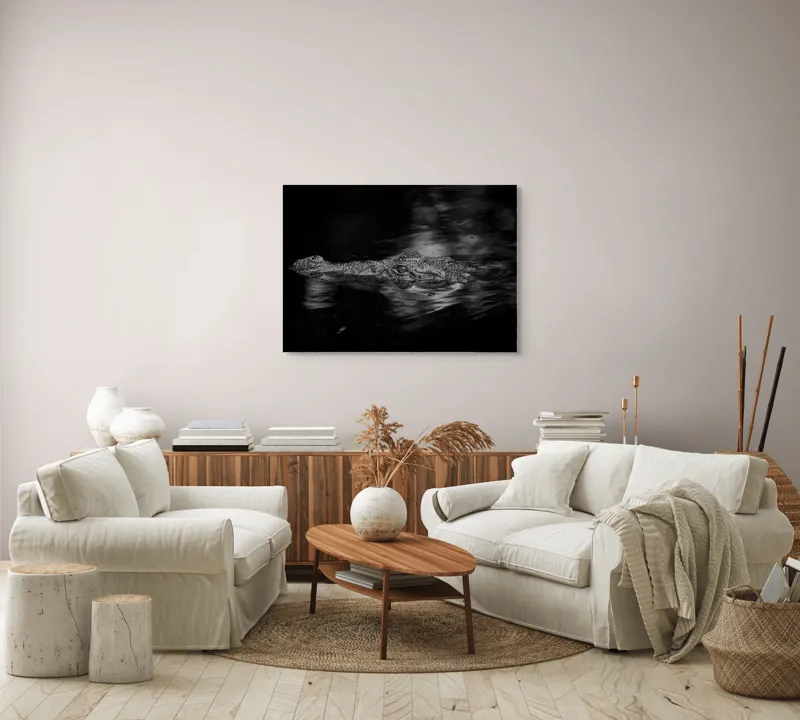 Tablou Canvas, "Crocodilul tăcut în întuneric profund", Crocodil, Apă, Reflecții, Umbre, Mister, Natură, Noapte, Prădător., 100 x 70 cm – poza 3