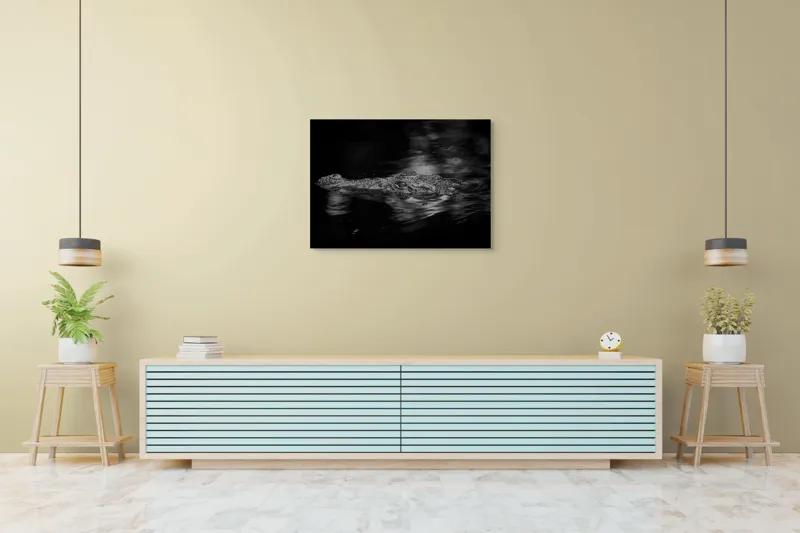 Tablou Canvas, "Crocodilul tăcut în întuneric profund", Crocodil, Apă, Reflecții, Umbre, Mister, Natură, Noapte, Prădător., 100 x 70 cm – poza 4