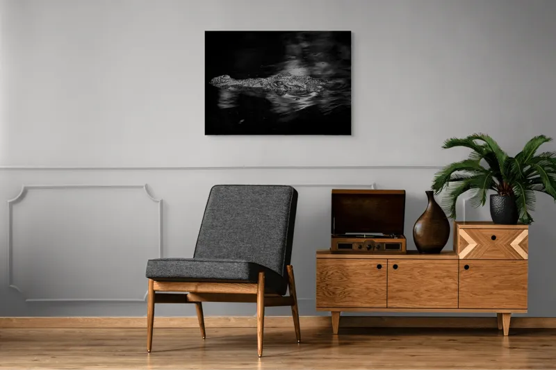 Tablou Canvas, "Crocodilul tăcut în întuneric profund", Crocodil, Apă, Reflecții, Umbre, Mister, Natură, Noapte, Prădător., 100 x 70 cm – poza 8