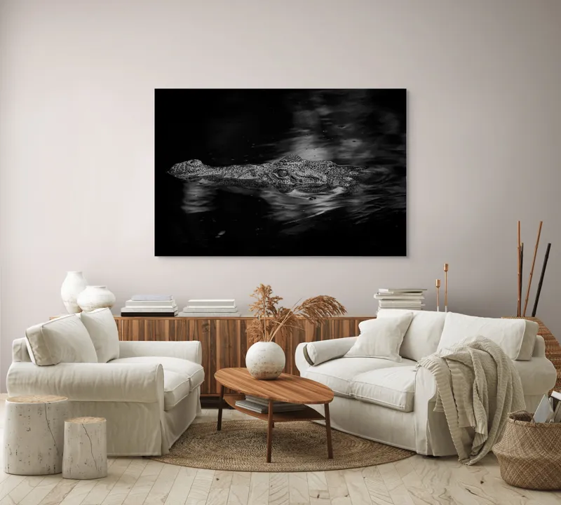 Tablou Canvas, "Crocodilul tăcut în întuneric profund", Crocodil, Apă, Reflecții, Umbre, Mister, Natură, Noapte, Prădător., 150 x 100 cm – poza 3