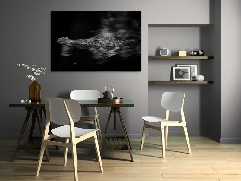 Tablou Canvas, "Crocodilul tăcut în întuneric profund", Crocodil, Apă, Reflecții, Umbre, Mister, Natură, Noapte, Prădător., 150 x 100 cm – poza 5