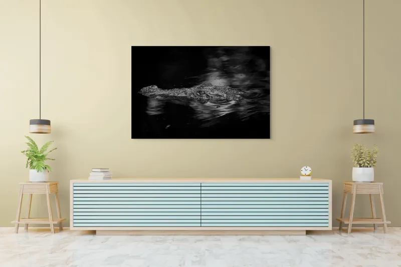 Tablou Canvas, "Crocodilul tăcut în întuneric profund", Crocodil, Apă, Reflecții, Umbre, Mister, Natură, Noapte, Prădător., 150 x 100 cm – poza 6