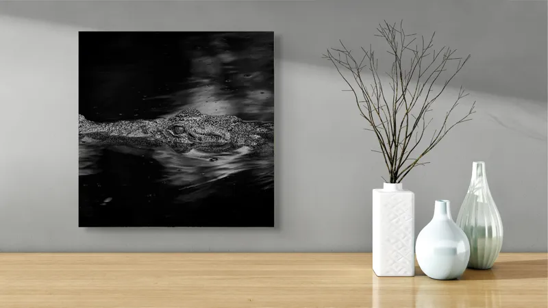 Tablou Canvas, "Crocodilul tăcut în întuneric profund", Crocodil, Apă, Reflecții, Umbre, Mister, Natură, Noapte, Prădător., 50 x 50 cm – poza 3