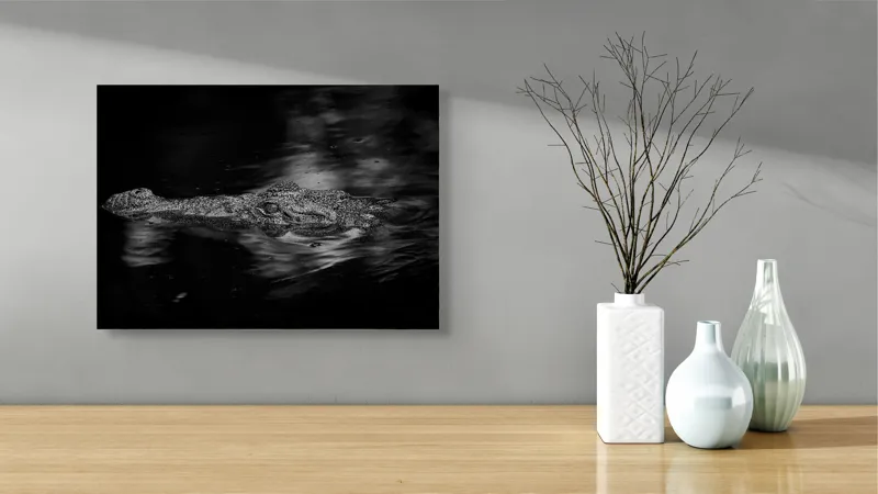 Tablou Canvas, "Crocodilul tăcut în întuneric profund", Crocodil, Apă, Reflecții, Umbre, Mister, Natură, Noapte, Prădător., 54 x 39 cm – poza 3