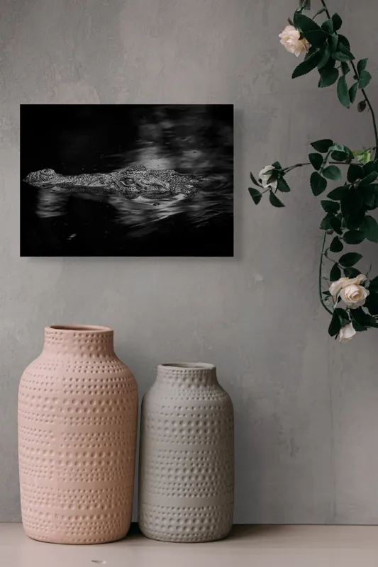Tablou Canvas, "Crocodilul tăcut în întuneric profund", Crocodil, Apă, Reflecții, Umbre, Mister, Natură, Noapte, Prădător., 54 x 39 cm – poza 8