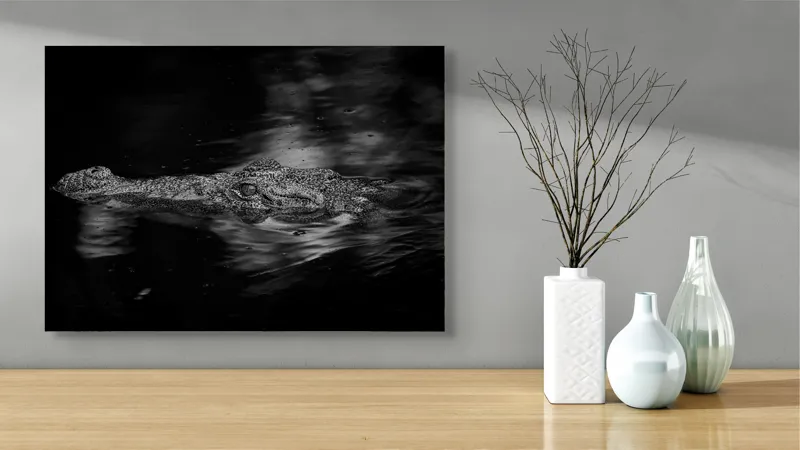 Tablou Canvas, "Crocodilul tăcut în întuneric profund", Crocodil, Apă, Reflecții, Umbre, Mister, Natură, Noapte, Prădător., 70 x 50 cm – poza 3