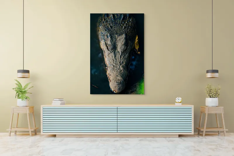 Tablou Canvas, "Tăcutul prădător din apă adâncă", Crocodil, Apă, Textură, Ochii, Culoare, Natură, Obiectiv, Detaliu, Sălbatic, Feeric, 100 x 150 cm – poza 4