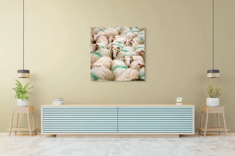 Tablou Canvas, "Turmă de oi în mișcare", Oi, Lână, Mulțime, Îngrămădite, Verzi, Vopsit, Cornute, Păr, Pufoase, Grijulii, 100 x 100 cm – poza 5