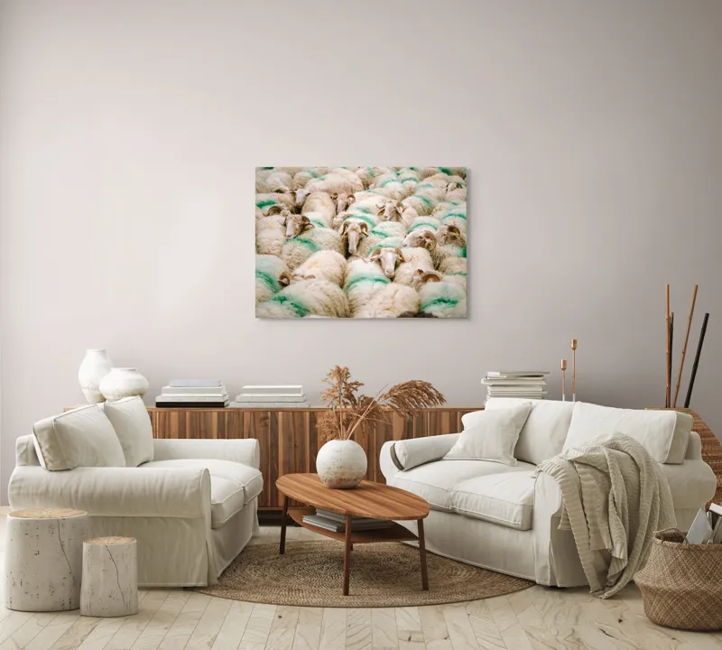 Tablou Canvas, "Turmă de oi în mișcare", Oi, Lână, Mulțime, Îngrămădite, Verzi, Vopsit, Cornute, Păr, Pufoase, Grijulii, 100 x 70 cm – poza 3
