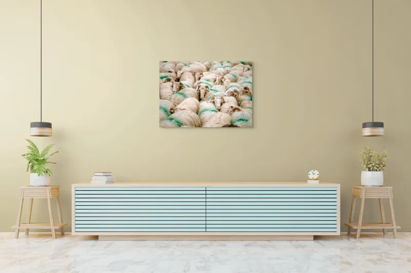 Tablou Canvas, "Turmă de oi în mișcare", Oi, Lână, Mulțime, Îngrămădite, Verzi, Vopsit, Cornute, Păr, Pufoase, Grijulii, 100 x 70 cm – poza 4