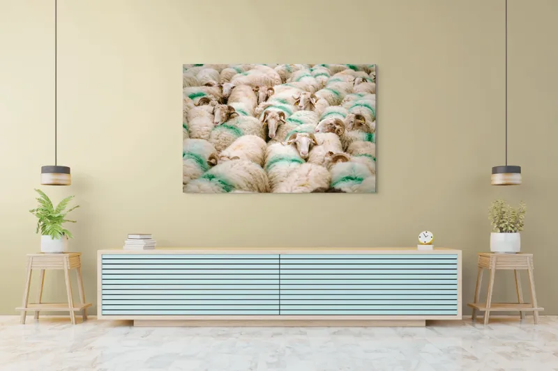 Tablou Canvas, "Turmă de oi în mișcare", Oi, Lână, Mulțime, Îngrămădite, Verzi, Vopsit, Cornute, Păr, Pufoase, Grijulii, 150 x 100 cm – poza 6