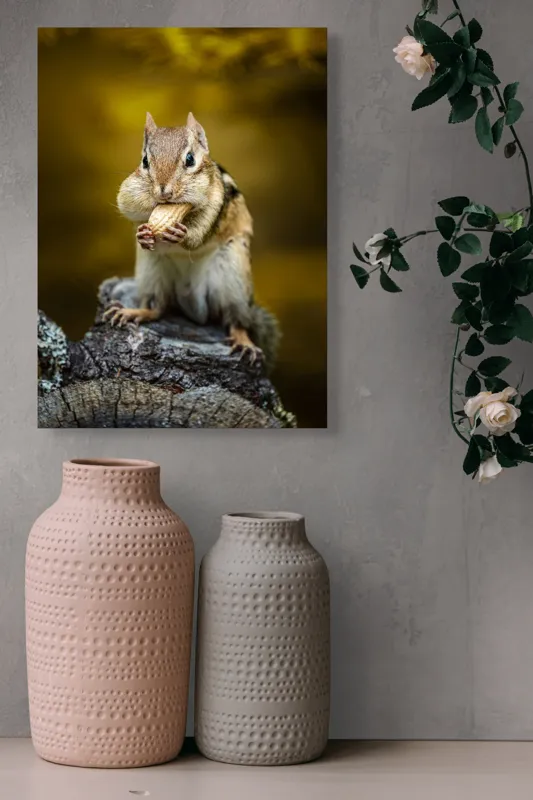 Tablou Canvas, "Veveriță pofticioasă pe buturugă aurie", Chipmunk, Alune, Copac, Natură, Blană, Ochii, Picioare, Fundal, Galben, Poză, Lemn, Bot, Față, 39 x 54 cm – poza 6