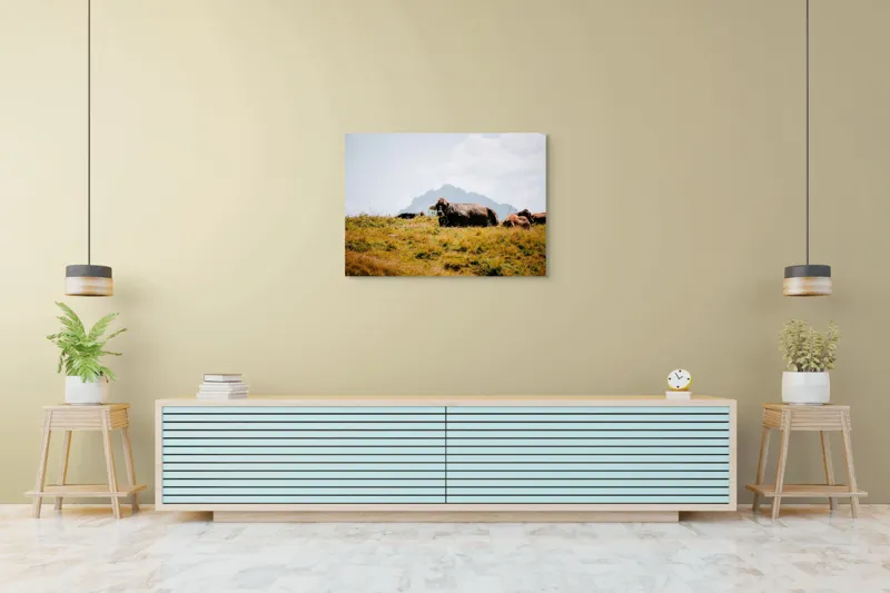 Tablou Canvas, "Bivolii odihnindu-se pe deal însorit", Peisaj, Munți, Iarbă, Vaci, Cer, Nori, Natură, Relaxare, 100 x 70 cm – poza 4