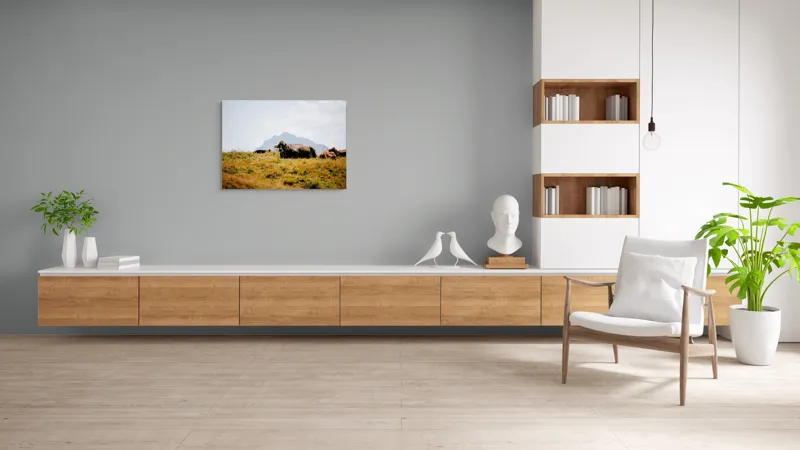 Tablou Canvas, "Bivolii odihnindu-se pe deal însorit", Peisaj, Munți, Iarbă, Vaci, Cer, Nori, Natură, Relaxare, 100 x 70 cm – poza 6
