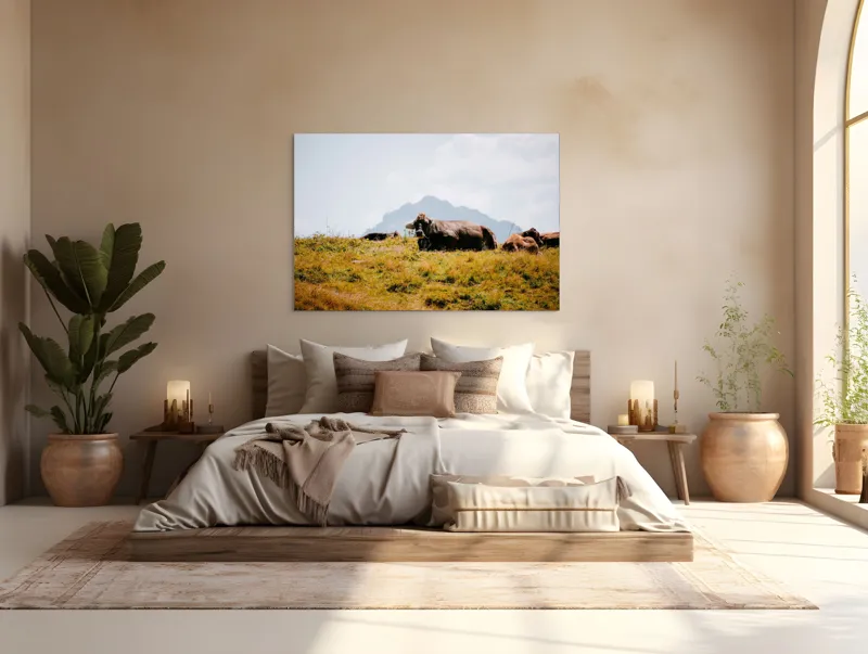 Tablou Canvas, "Bivolii odihnindu-se pe deal însorit", Peisaj, Munți, Iarbă, Vaci, Cer, Nori, Natură, Relaxare, 150 x 100 cm – poza 4