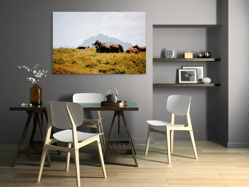 Tablou Canvas, "Bivolii odihnindu-se pe deal însorit", Peisaj, Munți, Iarbă, Vaci, Cer, Nori, Natură, Relaxare, 150 x 100 cm – poza 5