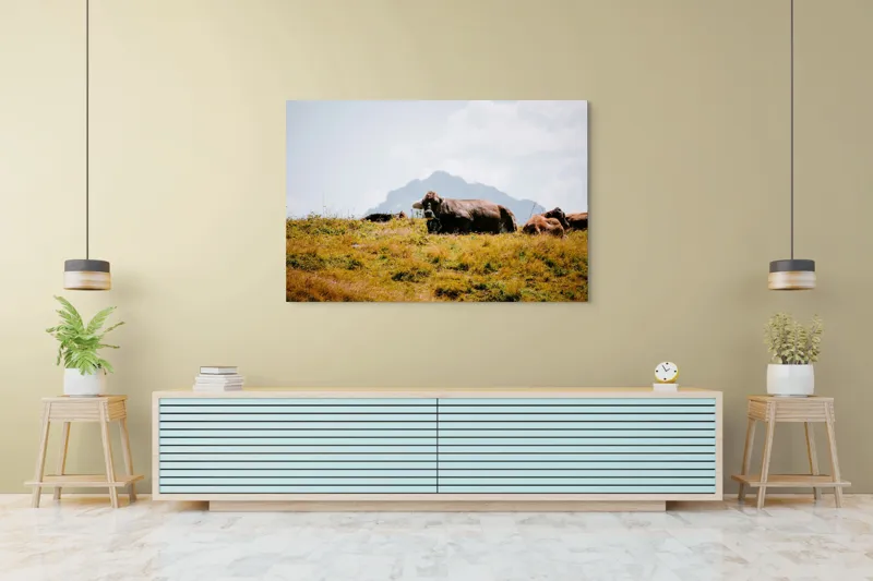 Tablou Canvas, "Bivolii odihnindu-se pe deal însorit", Peisaj, Munți, Iarbă, Vaci, Cer, Nori, Natură, Relaxare, 150 x 100 cm – poza 6