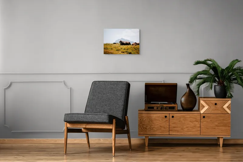 Tablou Canvas, "Bivolii odihnindu-se pe deal însorit", Peisaj, Munți, Iarbă, Vaci, Cer, Nori, Natură, Relaxare, 54 x 39 cm – poza 7
