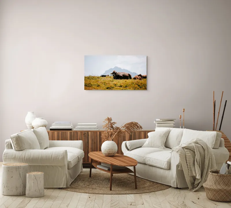 Tablou Canvas, "Bivolii odihnindu-se pe deal însorit", Peisaj, Munți, Iarbă, Vaci, Cer, Nori, Natură, Relaxare, 90 x 50 cm – poza 4