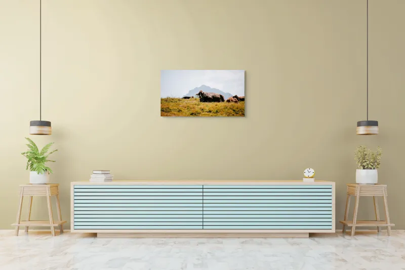 Tablou Canvas, "Bivolii odihnindu-se pe deal însorit", Peisaj, Munți, Iarbă, Vaci, Cer, Nori, Natură, Relaxare, 90 x 50 cm – poza 5