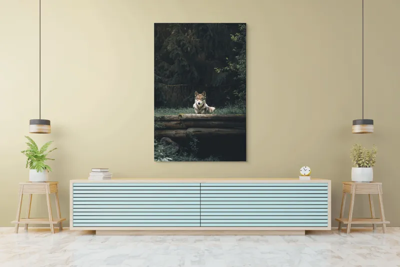 Tablou Canvas, "Lupul în așteptarea serii întunecate", Lup, Pădure, Liniște, Natură, Majestuos, Verde, Contemplare, Solitudine, 100 x 150 cm – poza 4
