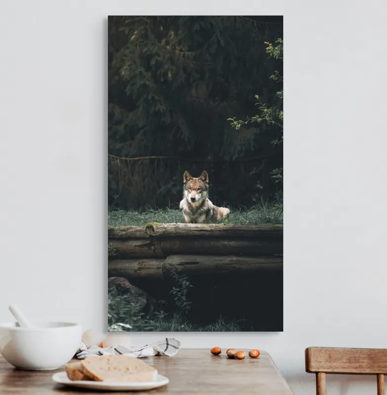 Tablou Canvas, "Lupul în așteptarea serii întunecate", Lup, Pădure, Liniște, Natură, Majestuos, Verde, Contemplare, Solitudine, 50 x 90 cm – poza 3