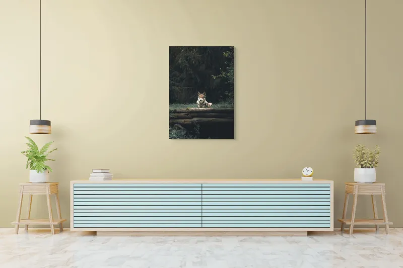 Tablou Canvas, "Lupul în așteptarea serii întunecate", Lup, Pădure, Liniște, Natură, Majestuos, Verde, Contemplare, Solitudine, 70 x 100 cm – poza 5