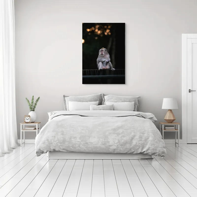 Tablou Canvas, "Maimuța visătoare privește apusul", Maimuță, Bară, Fundal, Pădure, Amurg, Lumină, Siluetă, Gânditor, Blană, Noapte, 70 x 100 cm – poza 3