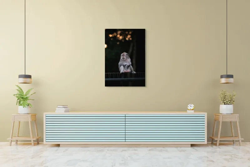 Tablou Canvas, "Maimuța visătoare privește apusul", Maimuță, Bară, Fundal, Pădure, Amurg, Lumină, Siluetă, Gânditor, Blană, Noapte, 70 x 100 cm – poza 5