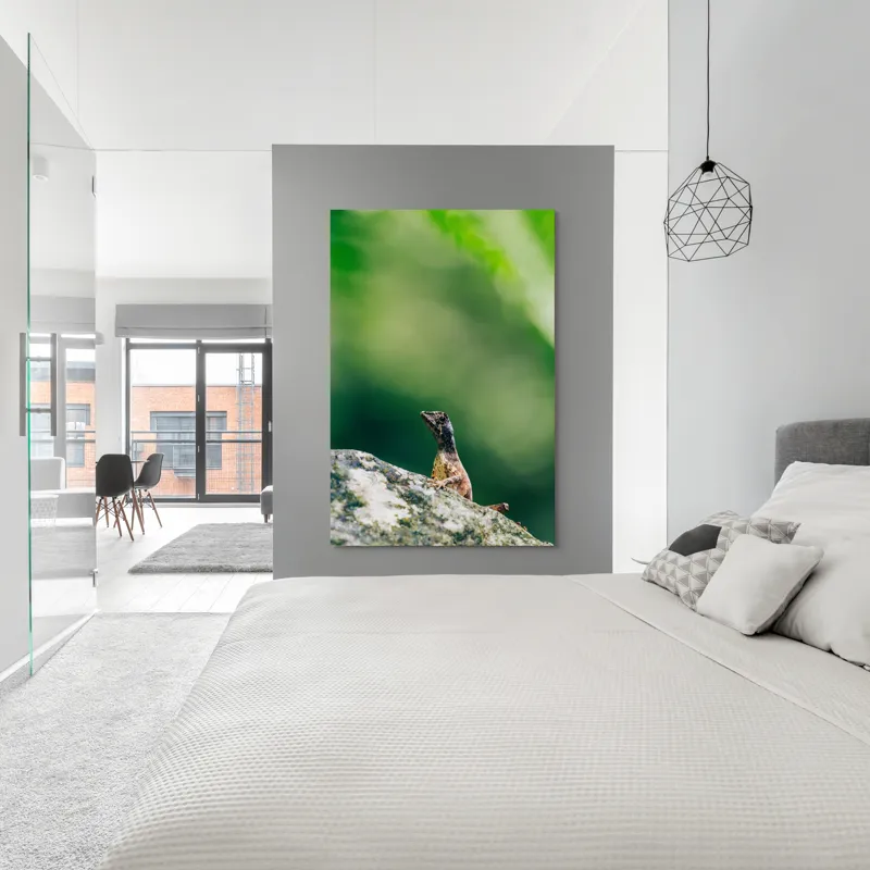 Tablou Canvas, "Șopârla solitară pe piatra bătrână", Natură, Lizard, Piatră, Verde, Camuflaj, Tranquilitate, Frunze, Bokeh, 100 x 150 cm – poza 5