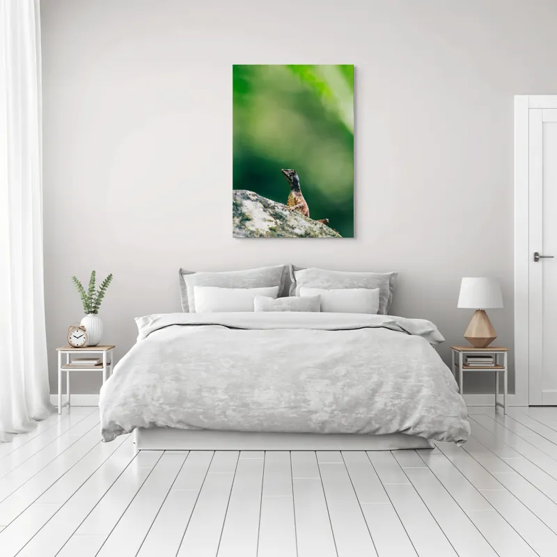 Tablou Canvas, "Șopârla solitară pe piatra bătrână", Natură, Lizard, Piatră, Verde, Camuflaj, Tranquilitate, Frunze, Bokeh, 70 x 100 cm – poza 3