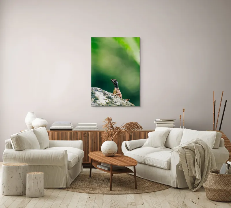Tablou Canvas, "Șopârla solitară pe piatra bătrână", Natură, Lizard, Piatră, Verde, Camuflaj, Tranquilitate, Frunze, Bokeh, 70 x 100 cm – poza 4