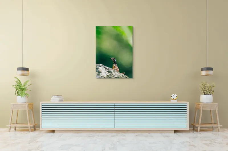 Tablou Canvas, "Șopârla solitară pe piatra bătrână", Natură, Lizard, Piatră, Verde, Camuflaj, Tranquilitate, Frunze, Bokeh, 70 x 100 cm – poza 5