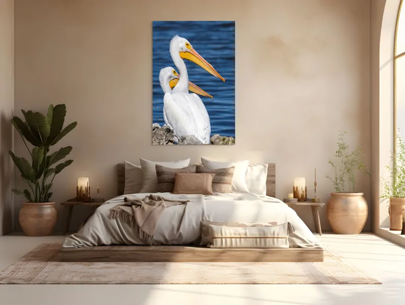 Tablou Canvas, "Pelicani albi pe malul apei", Pelicani, Apă, Penaj, Ciocuri, Cuplu, Natură, Serenitate, Reflexii, 100 x 150 cm – poza 3