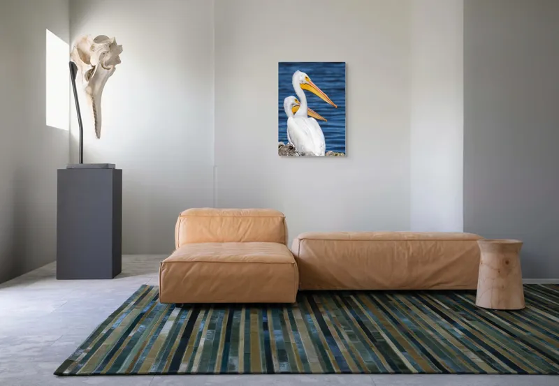 Tablou Canvas, "Pelicani albi pe malul apei", Pelicani, Apă, Penaj, Ciocuri, Cuplu, Natură, Serenitate, Reflexii, 50 x 70 cm – poza 7