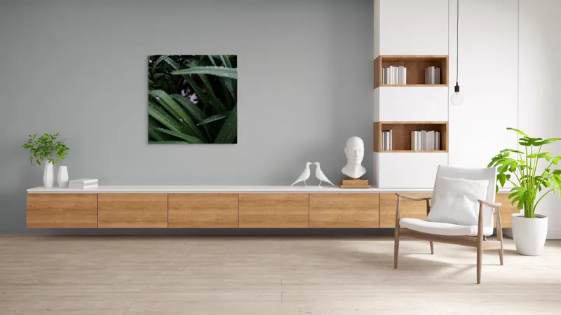 Tablou Canvas, "Pisica ascunsă printre frunze verzi", Frunze, Pisică, Privire, Plante, Picături, Verde, Ascuns, Natură, 100 x 100 cm – poza 8